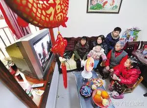 我媽和弟弟住在一起,房產全給弟弟,而養老費用我和弟弟一人一半