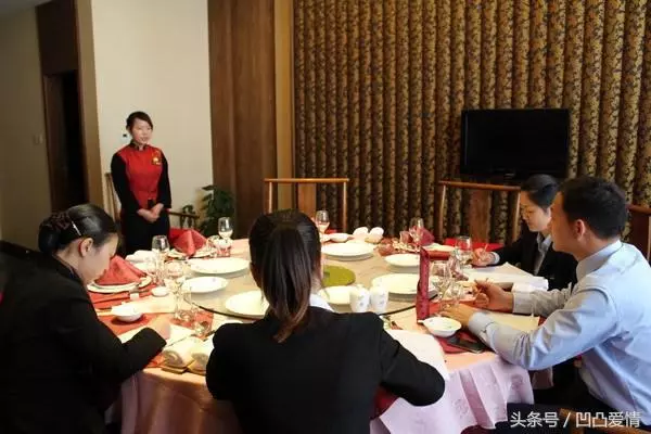 兒子結婚女兒被父母「請」出房子,女兒詰問母親,母親委屈落淚