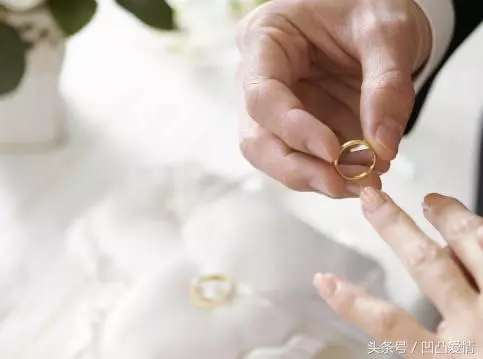 兒媳,我兒子把存款都用婚禮上,你卻給弟弟買房?我:我還沒過門