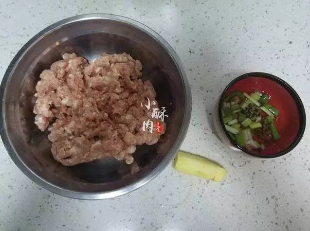 老媽秘方炸丸子,掌握這4個技巧,炸出來的丸子外酥裡嫩,過年必備