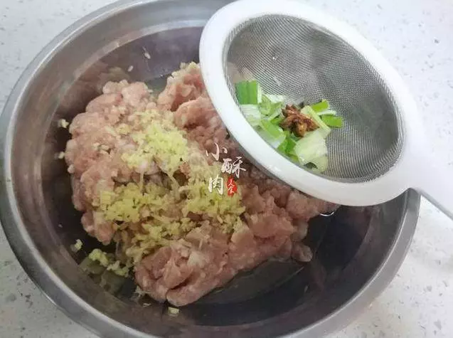 老媽秘方炸丸子,掌握這4個技巧,炸出來的丸子外酥裡嫩,過年必備