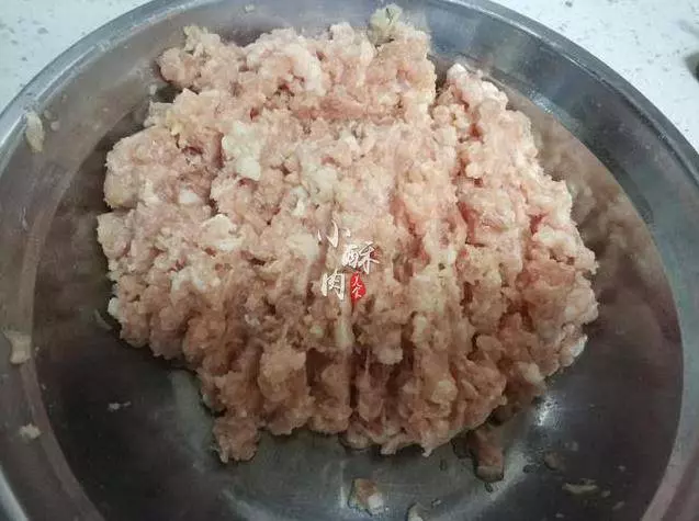 老媽秘方炸丸子,掌握這4個技巧,炸出來的丸子外酥裡嫩,過年必備