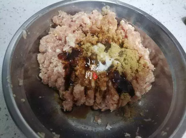 老媽秘方炸丸子,掌握這4個技巧,炸出來的丸子外酥裡嫩,過年必備