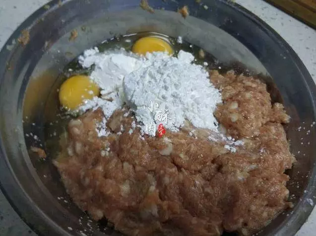 老媽秘方炸丸子,掌握這4個技巧,炸出來的丸子外酥裡嫩,過年必備