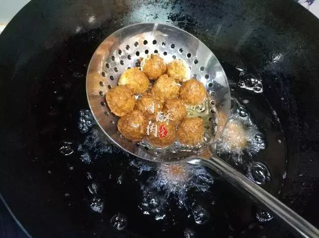 老媽秘方炸丸子,掌握這4個技巧,炸出來的丸子外酥裡嫩,過年必備