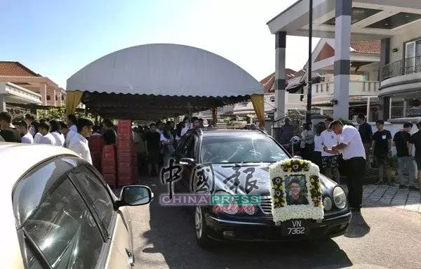 ◤休旅車被撞下海◢梅勻鉼舉殯 親友哀送最後一程 !