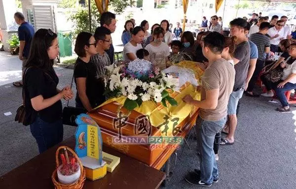 ◤休旅車被撞下海◢梅勻鉼舉殯 親友哀送最後一程 !