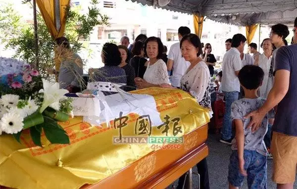 ◤休旅車被撞下海◢梅勻鉼舉殯 親友哀送最後一程 !