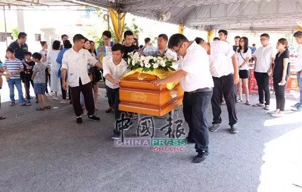 ◤休旅車被撞下海◢梅勻鉼舉殯 親友哀送最後一程 !
