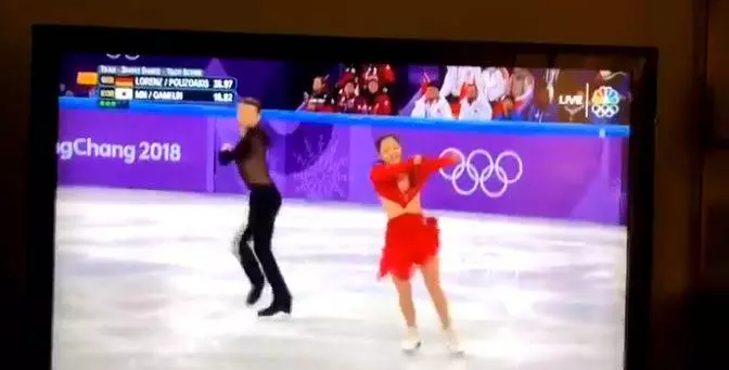 滑冰正妹出賽「第5秒鈕扣就噴飛」走光!怕被判失格「敬業完成比賽」全場觀眾沸騰鼓掌!