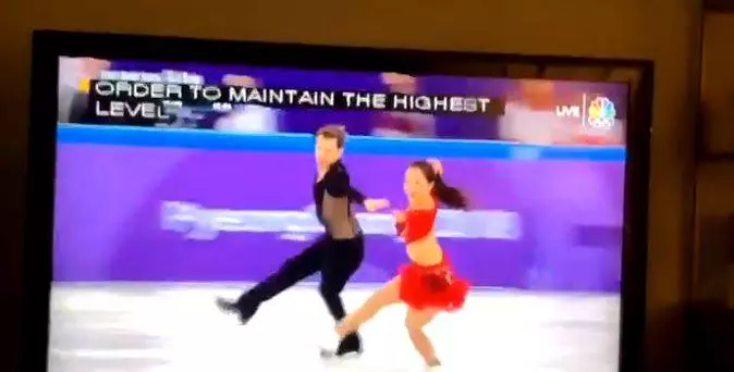 滑冰正妹出賽「第5秒鈕扣就噴飛」走光!怕被判失格「敬業完成比賽」全場觀眾沸騰鼓掌!