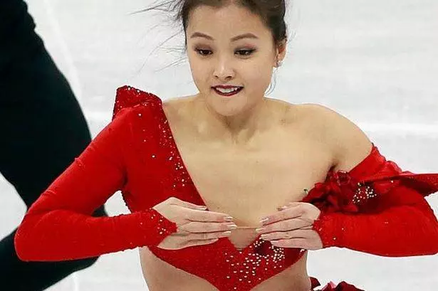 滑冰正妹出賽「第5秒鈕扣就噴飛」走光!怕被判失格「敬業完成比賽」全場觀眾沸騰鼓掌!