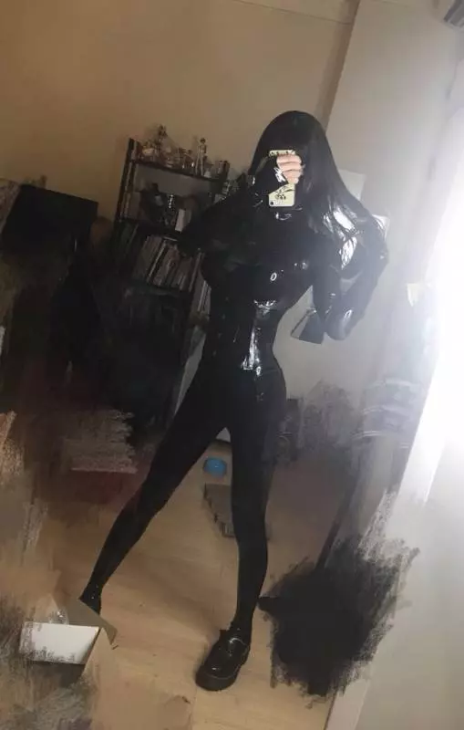 絕美Coser「穿緊身皮衣0贅肉」辣到全場狂拍她 一往上「超狂真面目」網看傻:太會藏!
