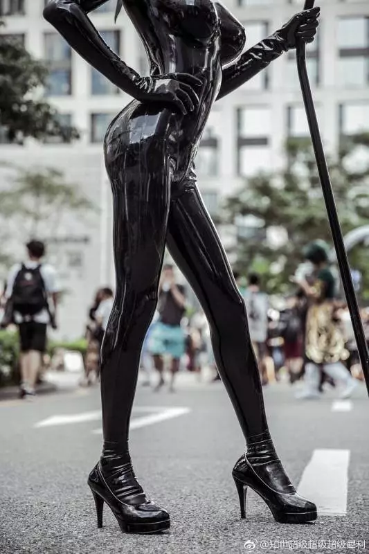 絕美Coser「穿緊身皮衣0贅肉」辣到全場狂拍她 一往上「超狂真面目」網看傻:太會藏!
