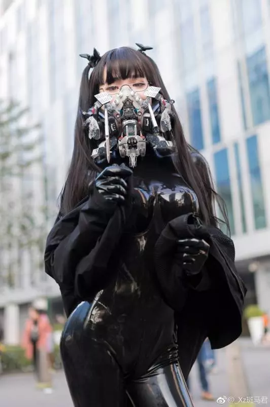 絕美Coser「穿緊身皮衣0贅肉」辣到全場狂拍她 一往上「超狂真面目」網看傻:太會藏!