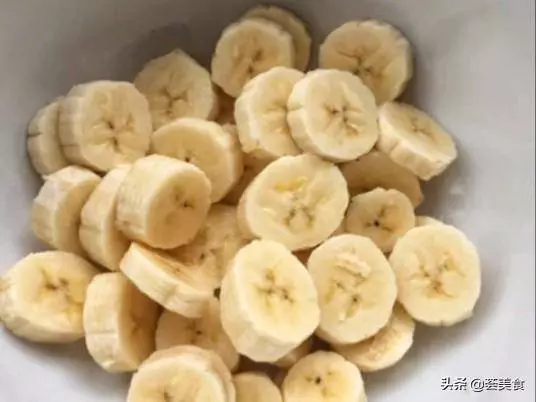 餃子皮最好看的吃法,奶香濃郁的香蕉派,不放糖不油炸