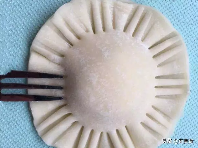 餃子皮最好看的吃法,奶香濃郁的香蕉派,不放糖不油炸