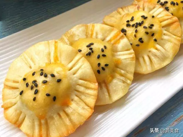 餃子皮最好看的吃法,奶香濃郁的香蕉派,不放糖不油炸