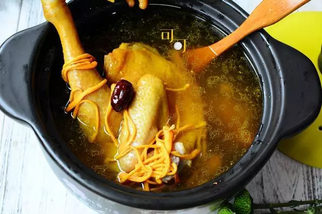 只要加了這種食材,就能燉出香濃好看的雞湯,冬天多燉給家人喝