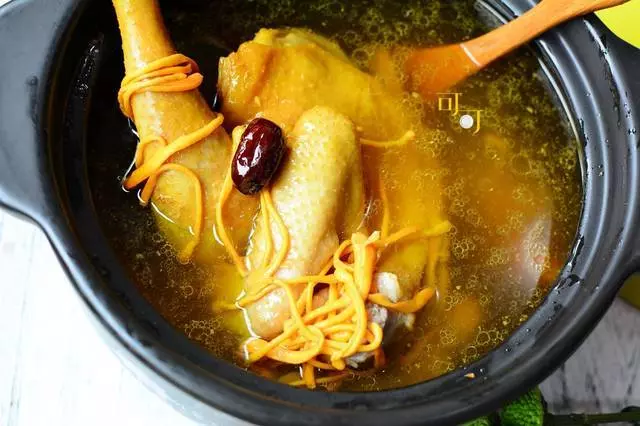 只要加了這種食材,就能燉出香濃好看的雞湯,冬天多燉給家人喝
