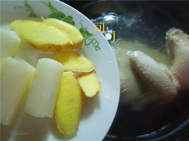 只要加了這種食材,就能燉出香濃好看的雞湯,冬天多燉給家人喝