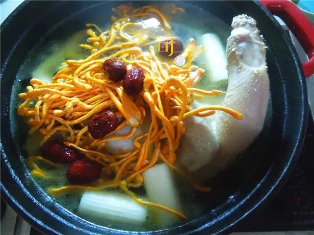 只要加了這種食材,就能燉出香濃好看的雞湯,冬天多燉給家人喝
