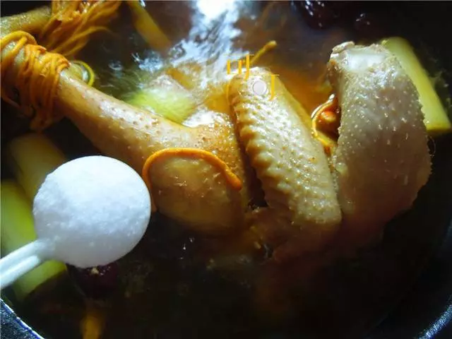 只要加了這種食材,就能燉出香濃好看的雞湯,冬天多燉給家人喝