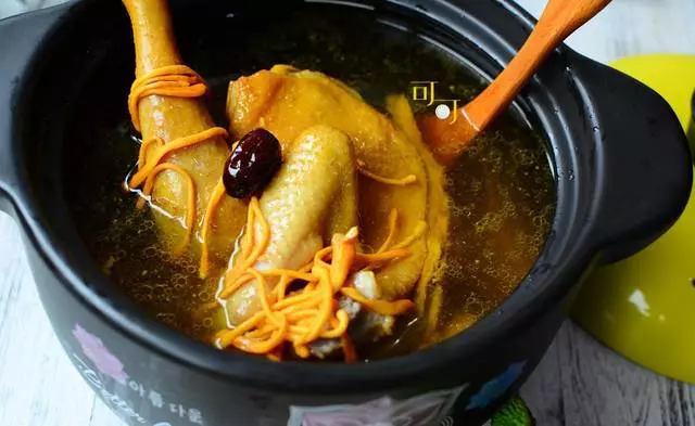 只要加了這種食材,就能燉出香濃好看的雞湯,冬天多燉給家人喝