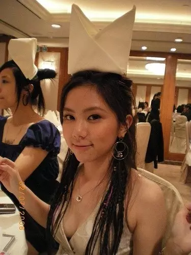 【多圖】鄧紫棋當年16歲寫真集流出!拍片玩射籃球機,左邊胸跌出來...網友:真的很大!
