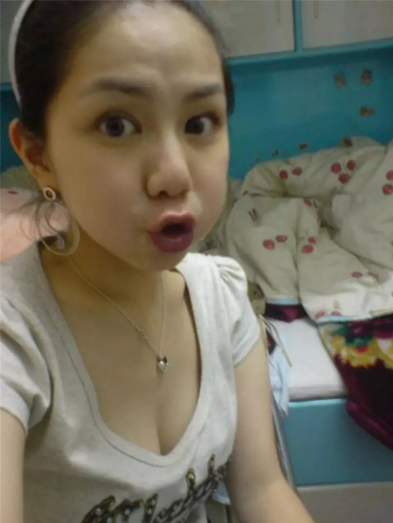 【多圖】鄧紫棋當年16歲寫真集流出!拍片玩射籃球機,左邊胸跌出來...網友:真的很大!