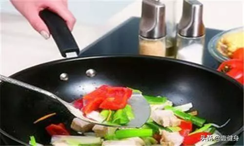 怎麼做到飲食清淡?營養專家;按這3種方法調節鹽分,月廋20斤!