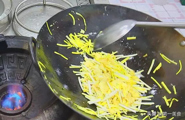 蒜黃炒雞蛋,是先炒雞蛋還是先炒蒜黃,廚師長告訴你正確做法
