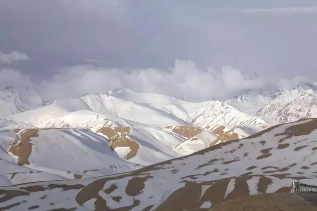 從西藏到尼泊爾,這條公路翻越世界最高雪山系,步步美景,太驚艷