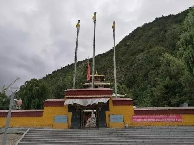 從西藏到尼泊爾,這條公路翻越世界最高雪山系,步步美景,太驚艷