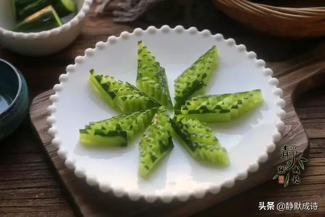 教你黃瓜新切法,好看好學,幾步就完成,過年家宴准能驚艷四座