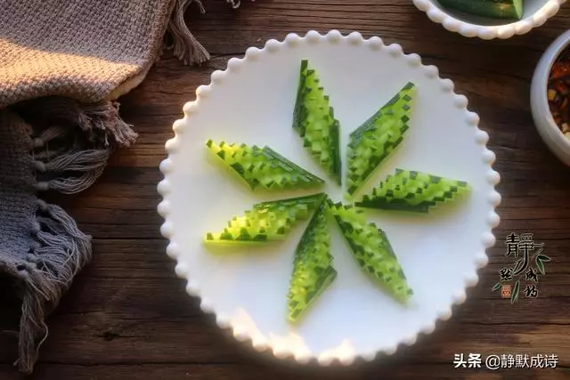 教你黃瓜新切法,好看好學,幾步就完成,過年家宴准能驚艷四座