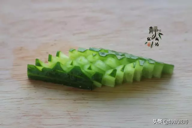 教你黃瓜新切法,好看好學,幾步就完成,過年家宴准能驚艷四座