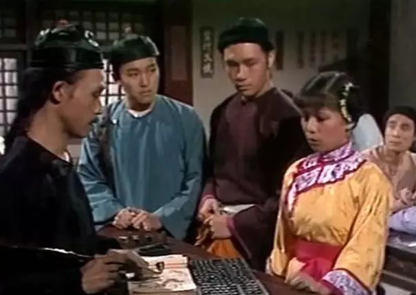 周星馳跑龍套時與主角的珍貴劇照,看起來時萌時賤!