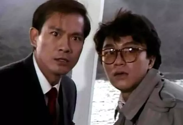 周星馳跑龍套時與主角的珍貴劇照,看起來時萌時賤!