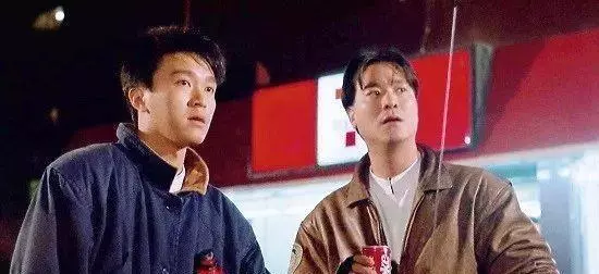 周星馳跑龍套時與主角的珍貴劇照,看起來時萌時賤!