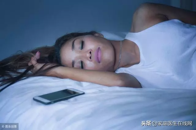 總喜歡在睡前玩手機的人,不用多久,就會有7個 「毛病」
