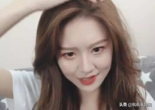 網紅直播時忘開美顏,僅1小時就掉粉13萬,網友:被美顏騙了