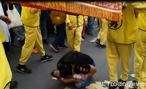 拜託救救孩子!慈母抱病兒「淚跪媽祖6分鐘」,白沙屯媽祖同意「下秒大顯神蹟」她淚崩感謝!