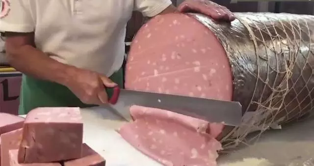 康師傅一年只用一頭牛算什麼,這家店一年只用一根火腿腸