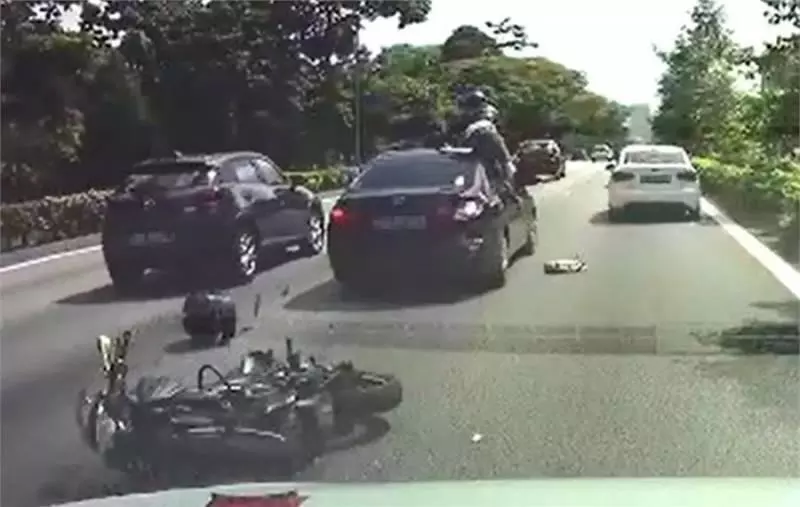 前方汽車急剎變道 騎士夫妻躲避不及撞車尾遭拋飛 接下來一幕感人了!