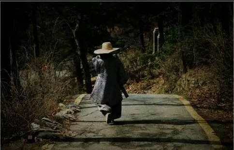 大貨車失控丈夫推開妻子,自己倒在血泊中,出殯當天算命先生說:你家還差口棺材