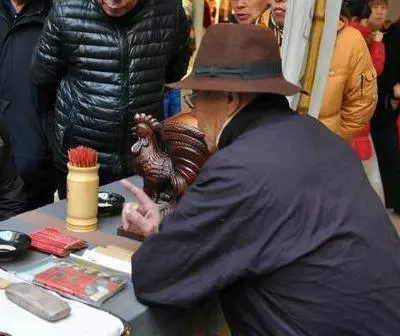 大貨車失控丈夫推開妻子,自己倒在血泊中,出殯當天算命先生說:你家還差口棺材
