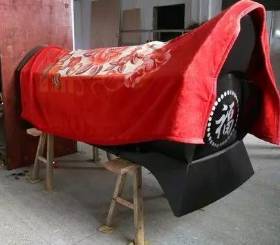 大貨車失控丈夫推開妻子,自己倒在血泊中,出殯當天算命先生說:你家還差口棺材