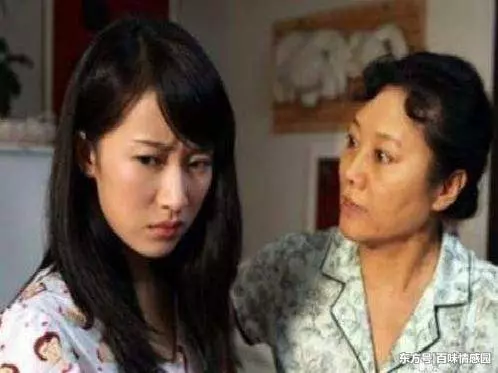 小姑子結婚我隨禮一千,臨走時她給我一張卡,查餘額後我火冒三丈