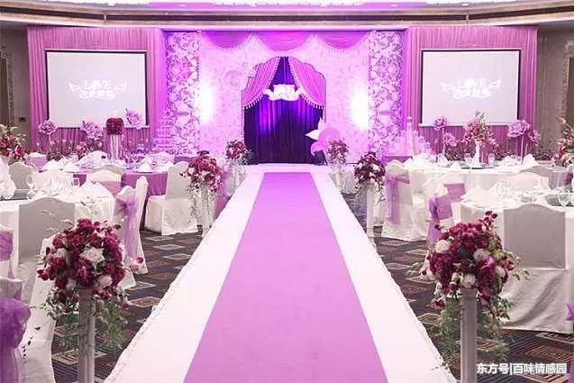 小姑子結婚我隨禮一千,臨走時她給我一張卡,查餘額後我火冒三丈